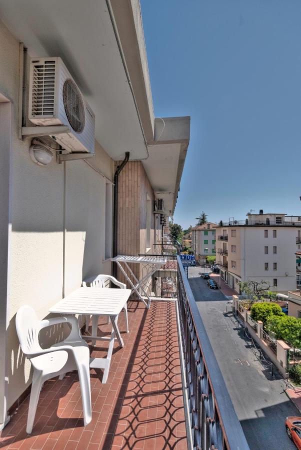 Hotel Residence Mediterraneo Diano Marina Exterior photo