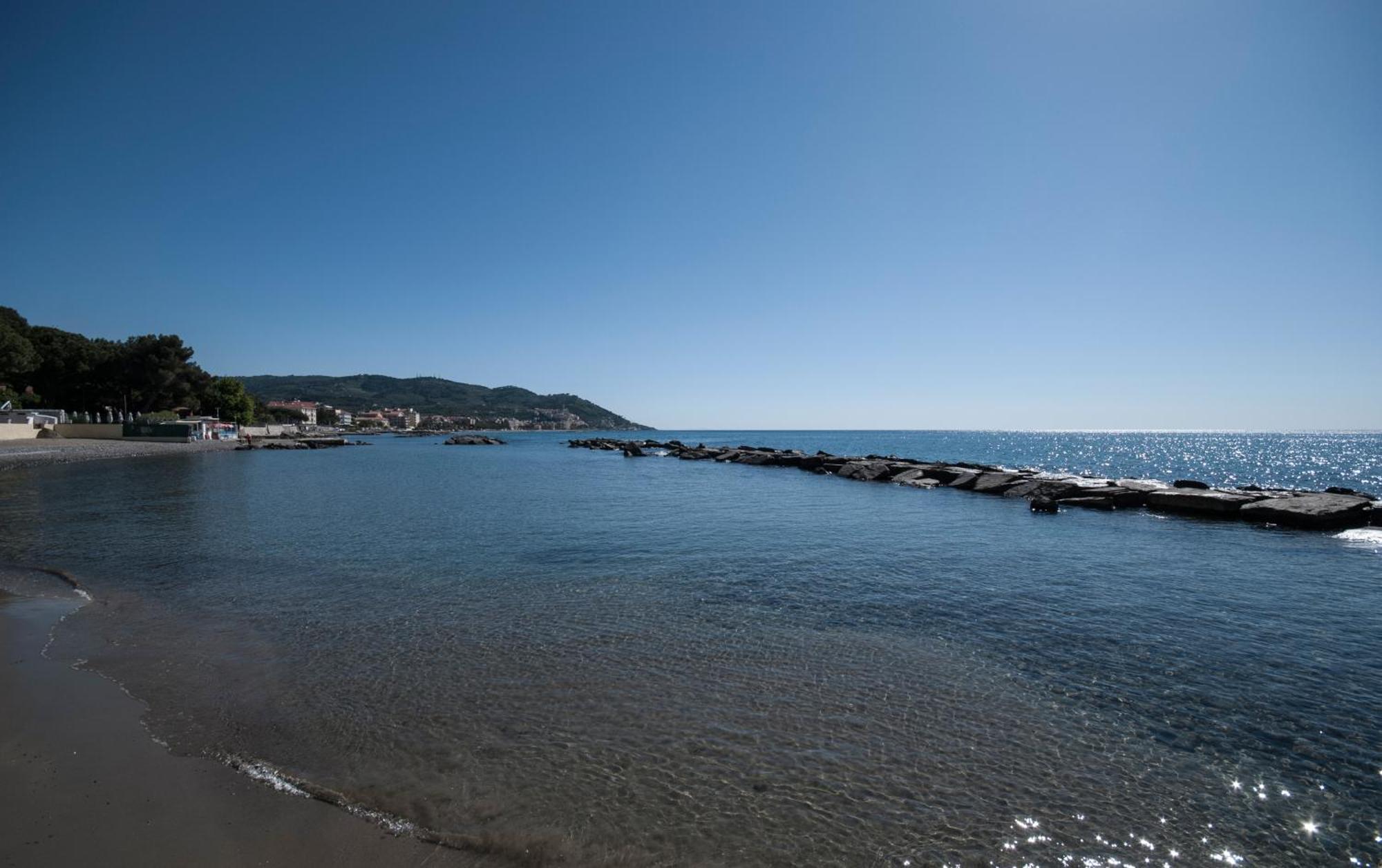Hotel Residence Mediterraneo Diano Marina Exterior photo