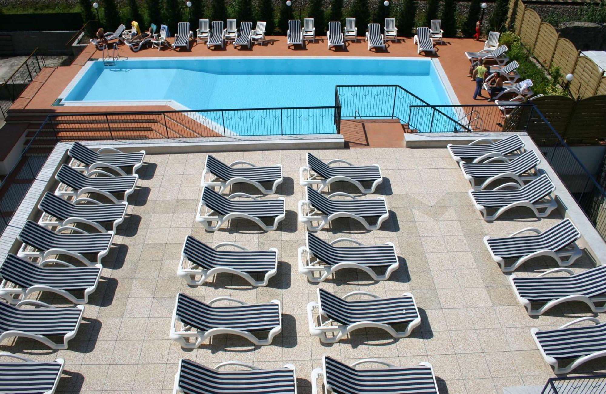 Hotel Residence Mediterraneo Diano Marina Exterior photo
