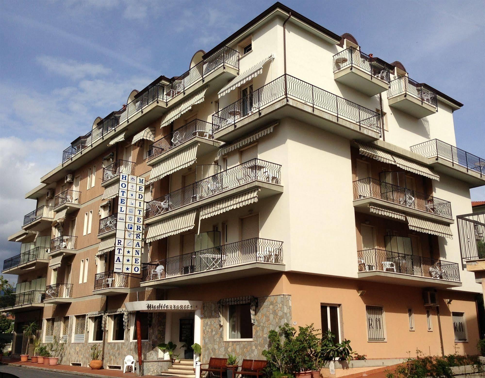 Hotel Residence Mediterraneo Diano Marina Exterior photo