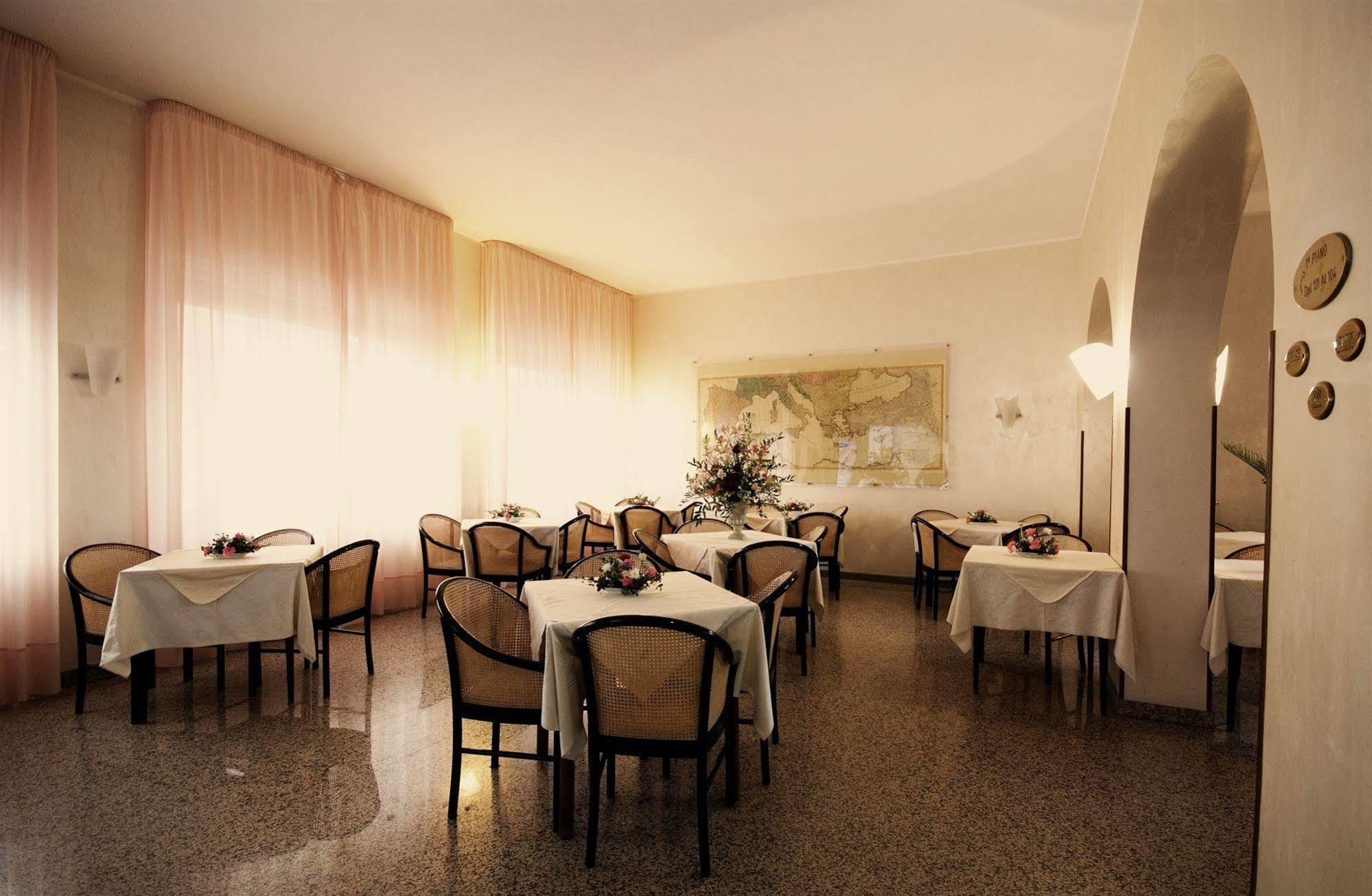 Hotel Residence Mediterraneo Diano Marina Exterior photo