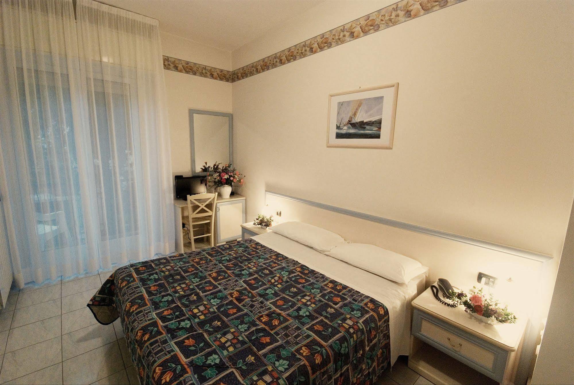 Hotel Residence Mediterraneo Diano Marina Exterior photo