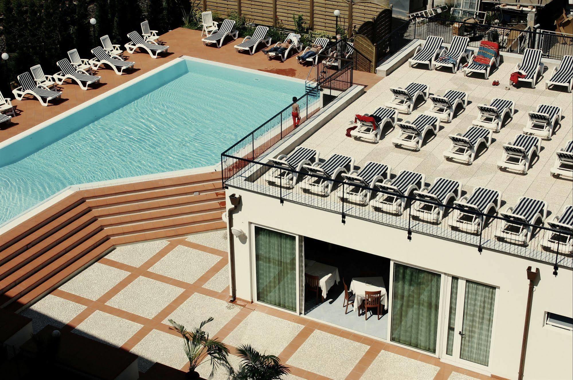 Hotel Residence Mediterraneo Diano Marina Exterior photo