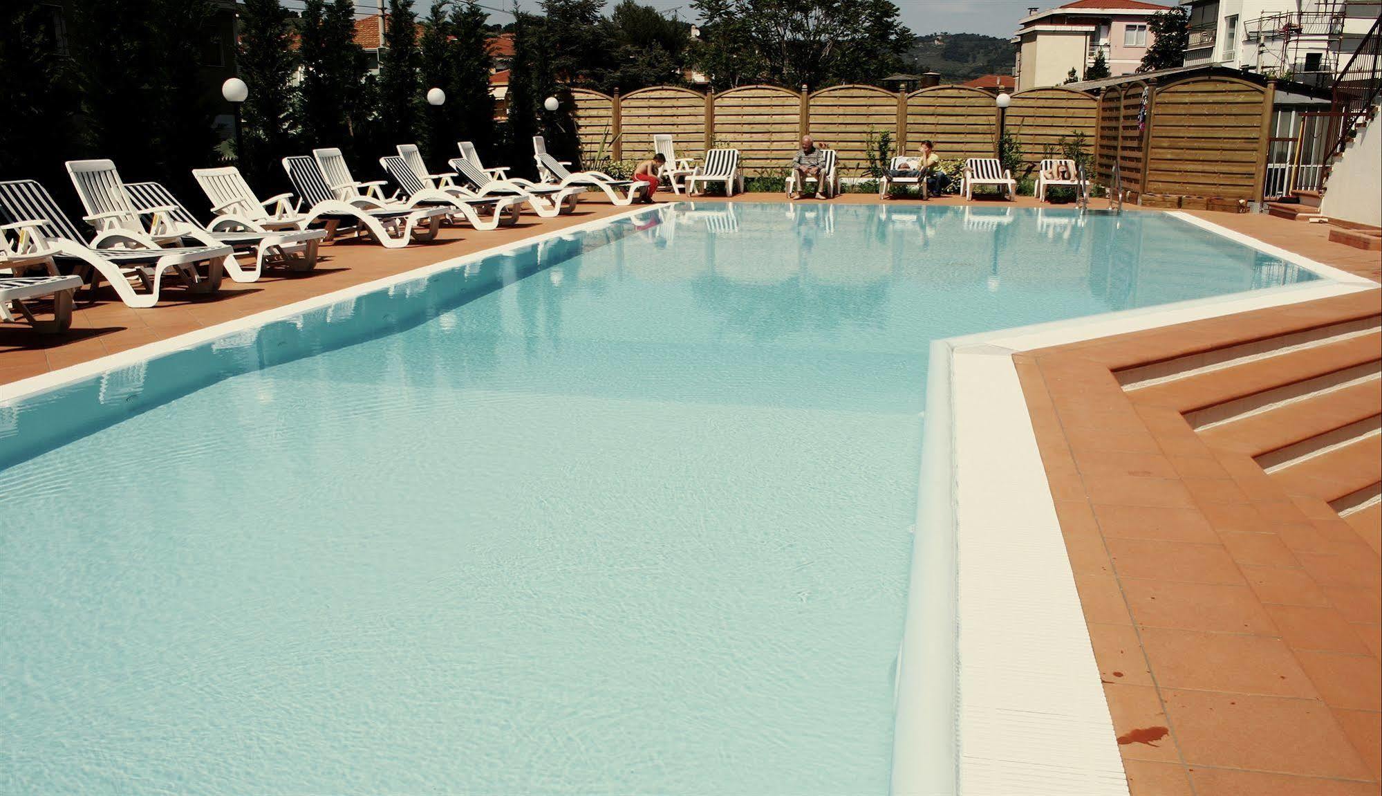 Hotel Residence Mediterraneo Diano Marina Exterior photo